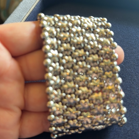 NWT Stunning Wrist cuff done in a silver finish with delicate flowers & crystal - Picture 12 of 13